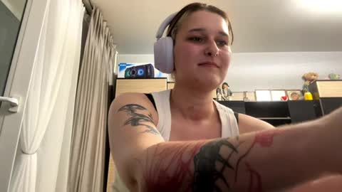 Snapshot of ednadennis chatting on 05-23-26, 12:31 Eva online show from 05-23-26, 12:31