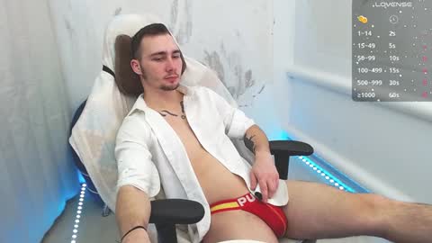 Snapshot of eesprit chatting on 02-08-25, 04:25 Daniel and Alex online show from 02-08-25, 04:25