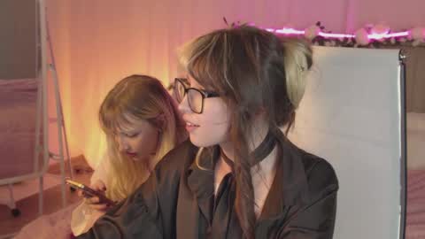 Snapshot of eevamarie chatting on 04-19-26, 06:43 EVA NON NUDE online show from 04-19-26, 06:43