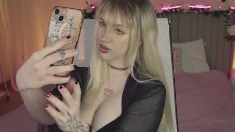 Snapshot of eevamarie chatting on 04-23-26, 08:22 EVA NON NUDE online show from 04-23-26, 08:22