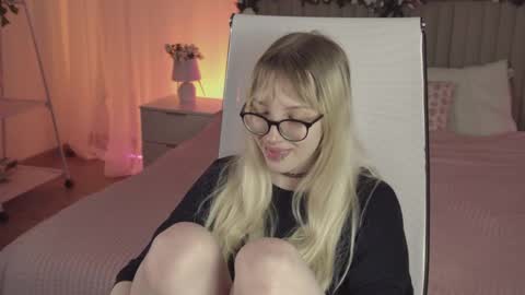 Snapshot of eevamarie chatting on 04-25-26, 06:49 EVA NON NUDE online show from 04-25-26, 06:49