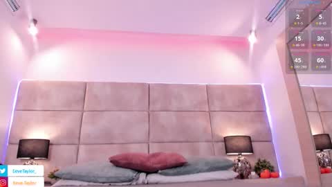 Snapshot of eevee_taylor chatting on 10-22-25, 03:18 Eevee online show from 10-22-25, 03:18