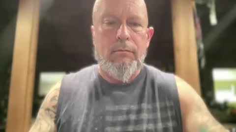 Snapshot of eevilempire chatting on 05-04-26, 05:09 Harley Biker online show from 05-04-26, 05:09