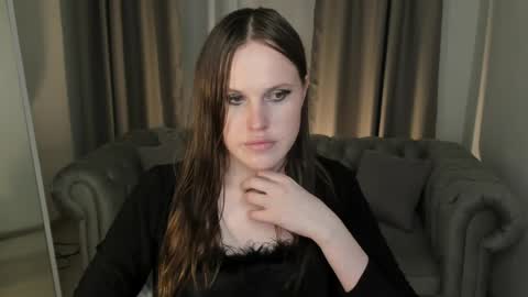 Snapshot of effiemur chatting on 05-18-26, 08:36 Effie Mur online show from 05-18-26, 08:36