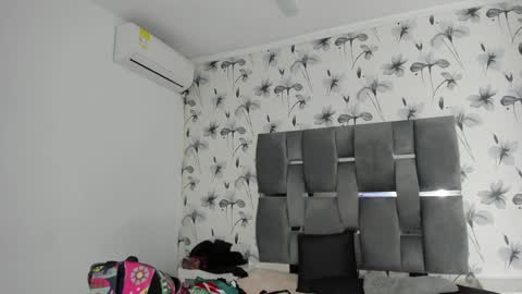 Snapshot of ehotloveaxxx chatting on 01-18-25, 06:43 Valery online show from 01-18-25, 06:43