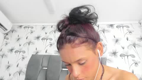 Snapshot of ehotloveaxxx chatting on 09-13-25, 02:17 Valery online show from 09-13-25, 02:17