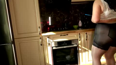 Snapshot of einneuesleben89 chatting on 02-19-25, 09:06 Elena online show from 02-19-25, 09:06