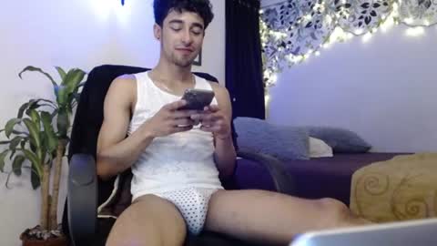 Snapshot of ekhtyr11 chatting on 12-10-24, 02:38 xoxo online show from 12-10-24, 02:38