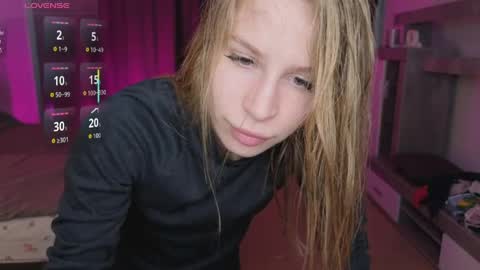Snapshot of el1s_evans chatting on 04-05-26, 11:07 please read my bio there is information about private shows and about my personality online show from 04-05-26, 11:07