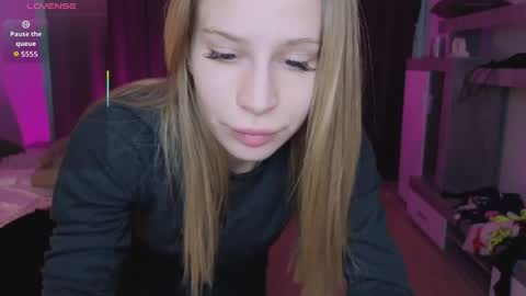 Snapshot of el1s_evans chatting on 04-11-26, 11:03 please read my bio there is information about private shows and about my personality online show from 04-11-26, 11:03