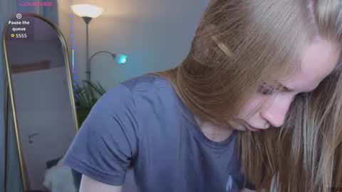 Snapshot of el1s_evans chatting on 04-25-26, 10:07 please read my bio there is information about private shows and about my personality online show from 04-25-26, 10:07
