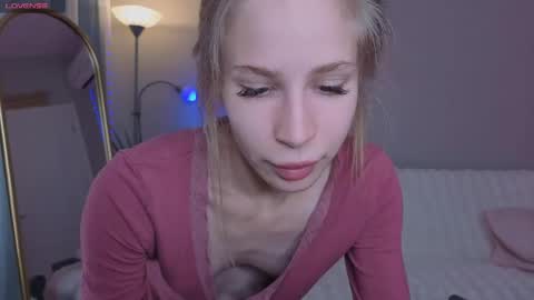 Snapshot of el1s_evans chatting on 05-11-26, 09:59 please read my bio there is information about private shows and about my personality online show from 05-11-26, 09:59