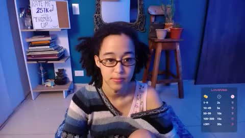 Snapshot of ela_0 chatting on 10-31-25, 12:22 Ela Help me reach 100 thumbs up online show from 10-31-25, 12:22