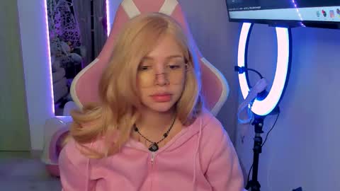 Ela online show from 11-19-25, 06:02