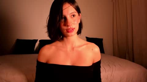 Elamour online show from 12-19-24, 04:13