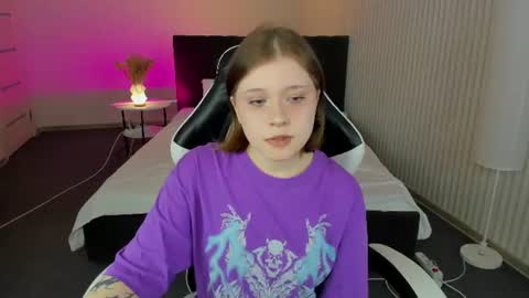 Snapshot of elara_irving chatting on 07-07-26, 02:58 Elly online show from 07-07-26, 02:58