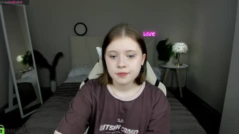 Snapshot of elara_irving chatting on 07-08-26, 03:00 Elly online show from 07-08-26, 03:00
