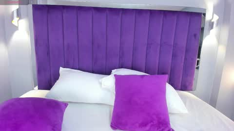 Ela online show from 10-25-25, 04:31