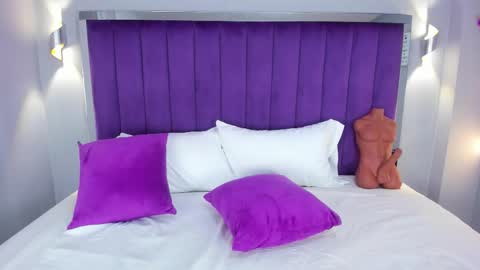 Ela online show from 10-31-25, 04:24