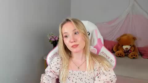 Snapshot of elaravoltage chatting on 06-21-26, 05:04 elaravoltage online show from 06-21-26, 05:04