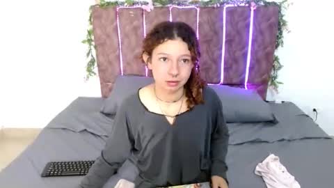 Snapshot of elarose723 chatting on 10-10-25, 02:16 elarose723 online show from 10-10-25, 02:16