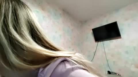 Snapshot of elaynecinco chatting on 02-25-26, 01:21 MIa online show from 02-25-26, 01:21