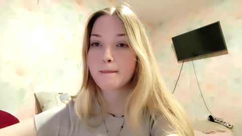 Snapshot of elaynecinco chatting on 03-17-26, 10:51 MIa online show from 03-17-26, 10:51