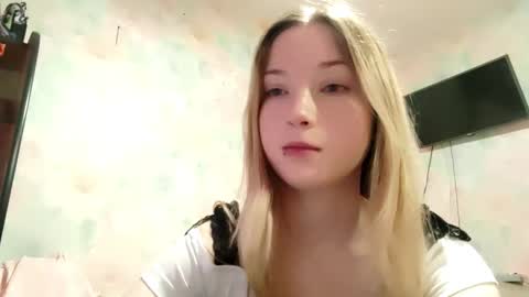 Snapshot of elaynecinco chatting on 03-19-26, 08:29 MIa online show from 03-19-26, 08:29