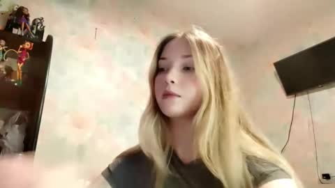 Snapshot of elaynecinco chatting on 03-26-26, 11:49 MIa online show from 03-26-26, 11:49