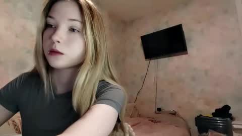 Snapshot of elaynecinco chatting on 04-01-26, 01:39 MIa online show from 04-01-26, 01:39