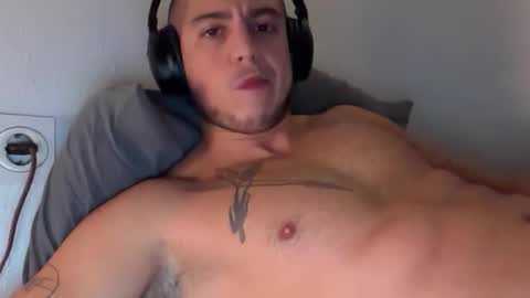 Snapshot of elcarlobukowski1905 chatting on 10-27-25, 02:26 elcarlobukowski1905 online show from 10-27-25, 02:26