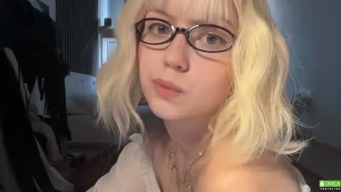 Snapshot of electric_woman chatting on 07-15-26, 02:22 Aleksa online show from 07-15-26, 02:22