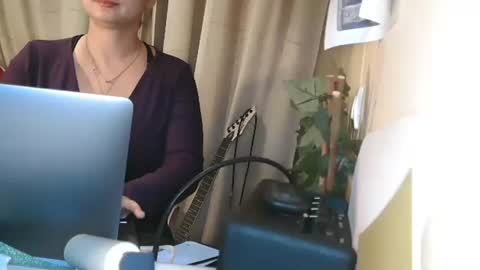 Julia Follow me on Onlyfansju grosroberts online show from 12-10-24, 01:00