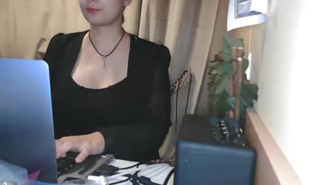 Julia Follow me on Onlyfansju grosroberts online show from 12-21-24, 08:54