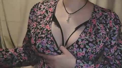 Julia Follow me on Onlyfansju grosroberts online show from 01-04-25, 09:41