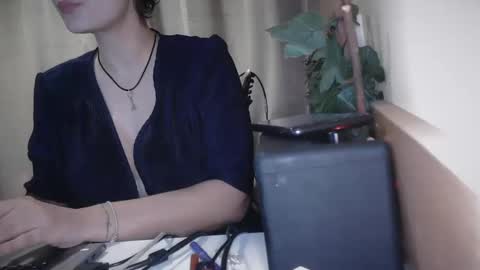 Julia Follow me on Onlyfansju grosroberts online show from 02-14-25, 12:47