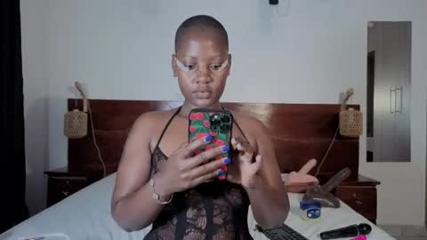 Snapshot of elegant_ebony chatting on 06-14-26, 03:47 Nika online show from 06-14-26, 03:47