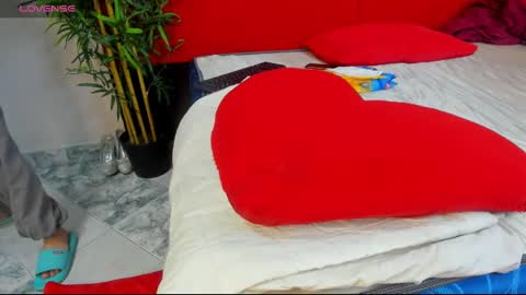 Snapshot of elena_and_derek chatting on 12-28-24, 03:26 Elena Derek online show from 12-28-24, 03:26