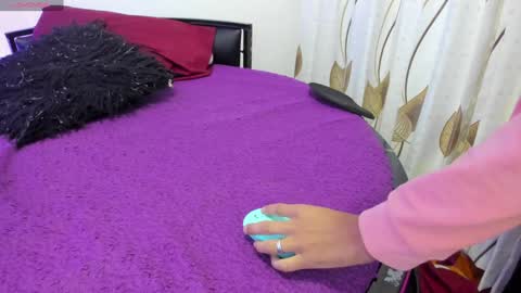 Snapshot of elena_and_derek chatting on 12-29-24, 02:10 Elena Derek online show from 12-29-24, 02:10