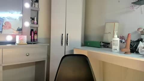 Snapshot of elettra_bennet chatting on 05-19-26, 01:56 elettra_bennet online show from 05-19-26, 01:56