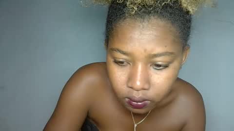 Snapshot of elia011 chatting on 01-11-25, 10:51 elia011 online show from 01-11-25, 10:51