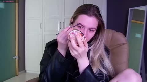 Elina online show from 09-16-25, 01:06