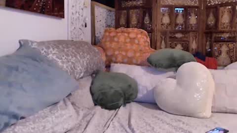 Elinah online show from 10-31-25, 01:28