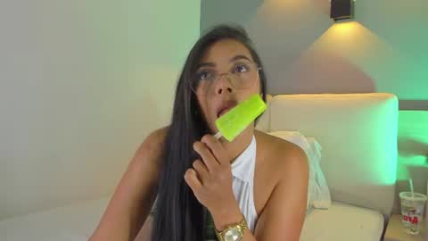 Snapshot of elisa_castrillon chatting on 06-19-26, 08:34 Elisa online show from 06-19-26, 08:34