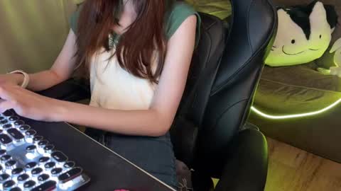 Snapshot of elisa_north chatting on 03-12-25, 01:58 Elisa North online show from 03-12-25, 01:58