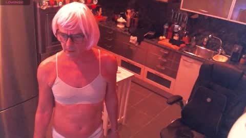 Snapshot of elise_tv chatting on 11-17-25, 08:36 Barbie online show from 11-17-25, 08:36