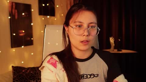 Snapshot of elisonavergarden chatting on 04-16-26, 03:35 Elison online show from 04-16-26, 03:35