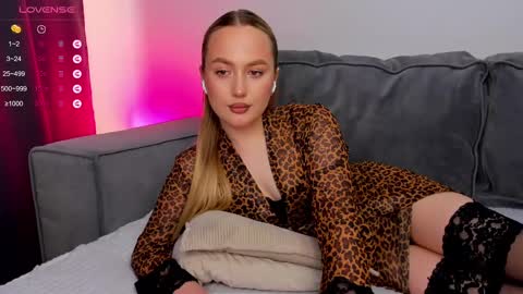 Snapshot of elissluvv chatting on 03-08-25, 10:32 Eliss online show from 03-08-25, 10:32