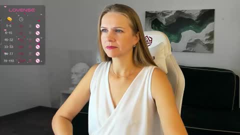 Snapshot of eliza_wilsoon chatting on 09-21-25, 01:51 eliza_wilsoon online show from 09-21-25, 01:51