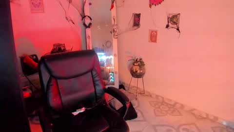 Elizabeth Martinez online show from 10-20-25, 06:19